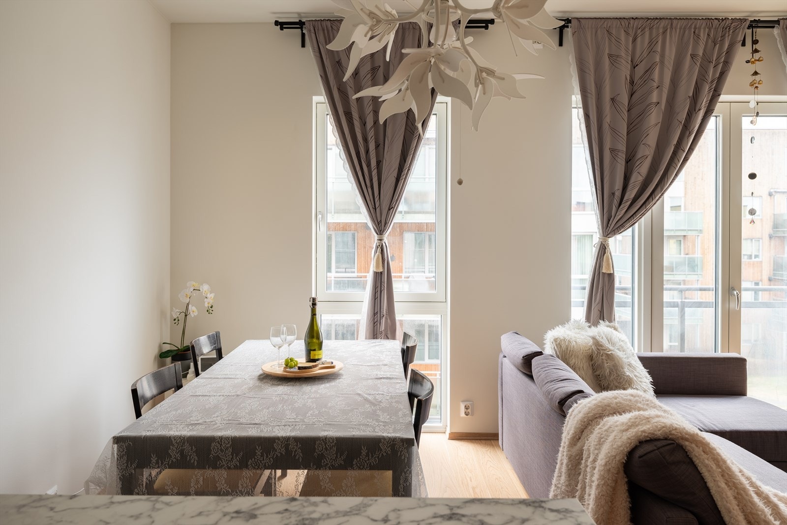 Etter dagens løsning får spisebordet sin naturlige plassering ved sofaen og kjøkkenøya. Galleribilde