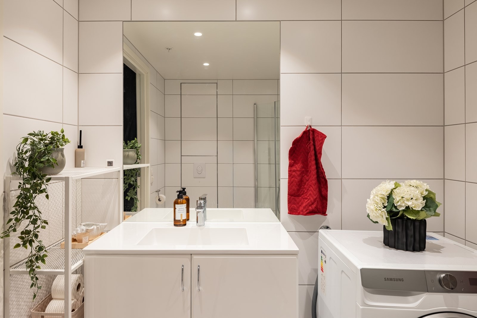 Pent og flislagt bad på 5m² med behagelig gulvvarme som varmekilde. Galleribilde