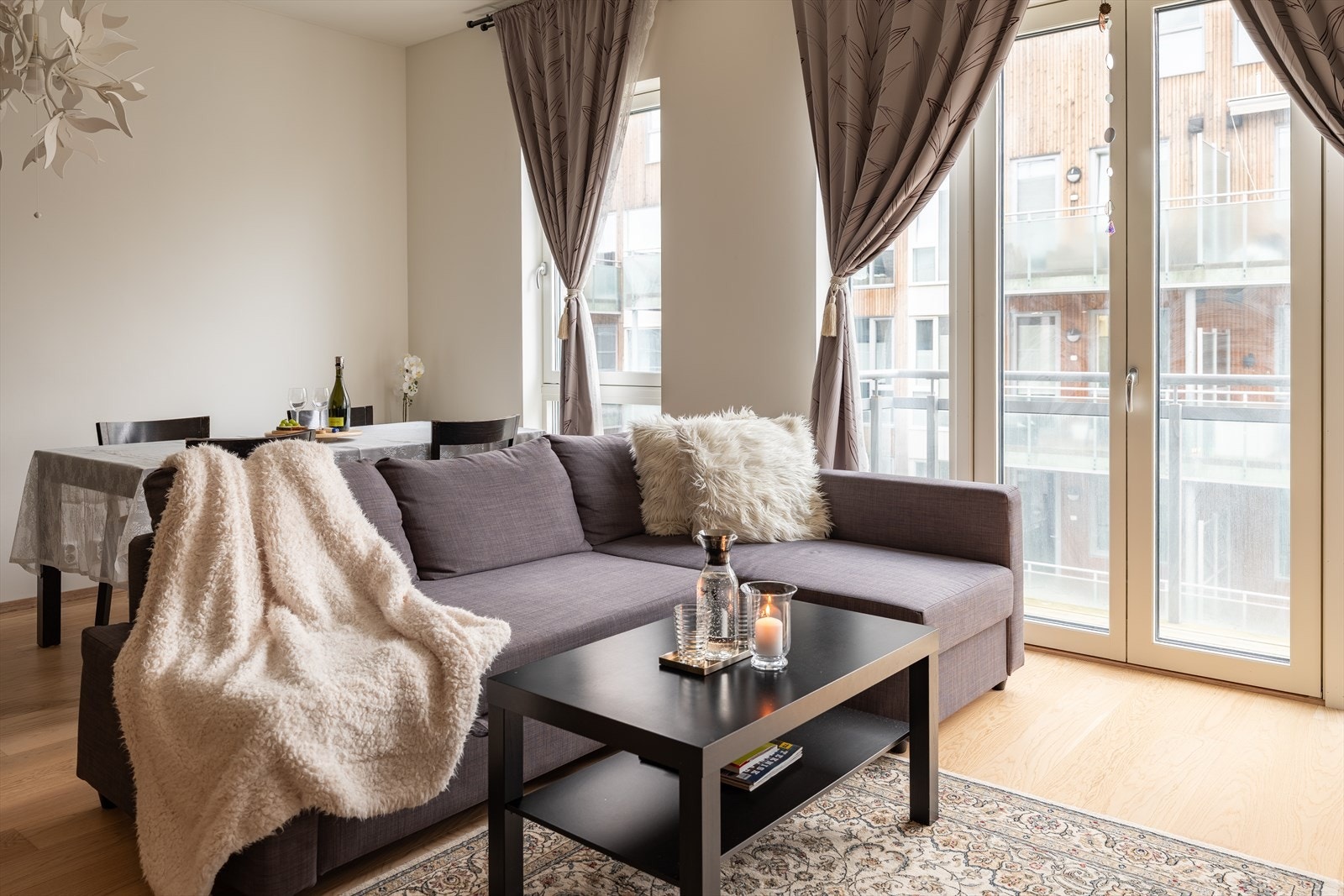 Leiligheten består av åpen stue- og kjøkkenløsning, fransk balkong, to soverom, bad, og entré. Galleribilde