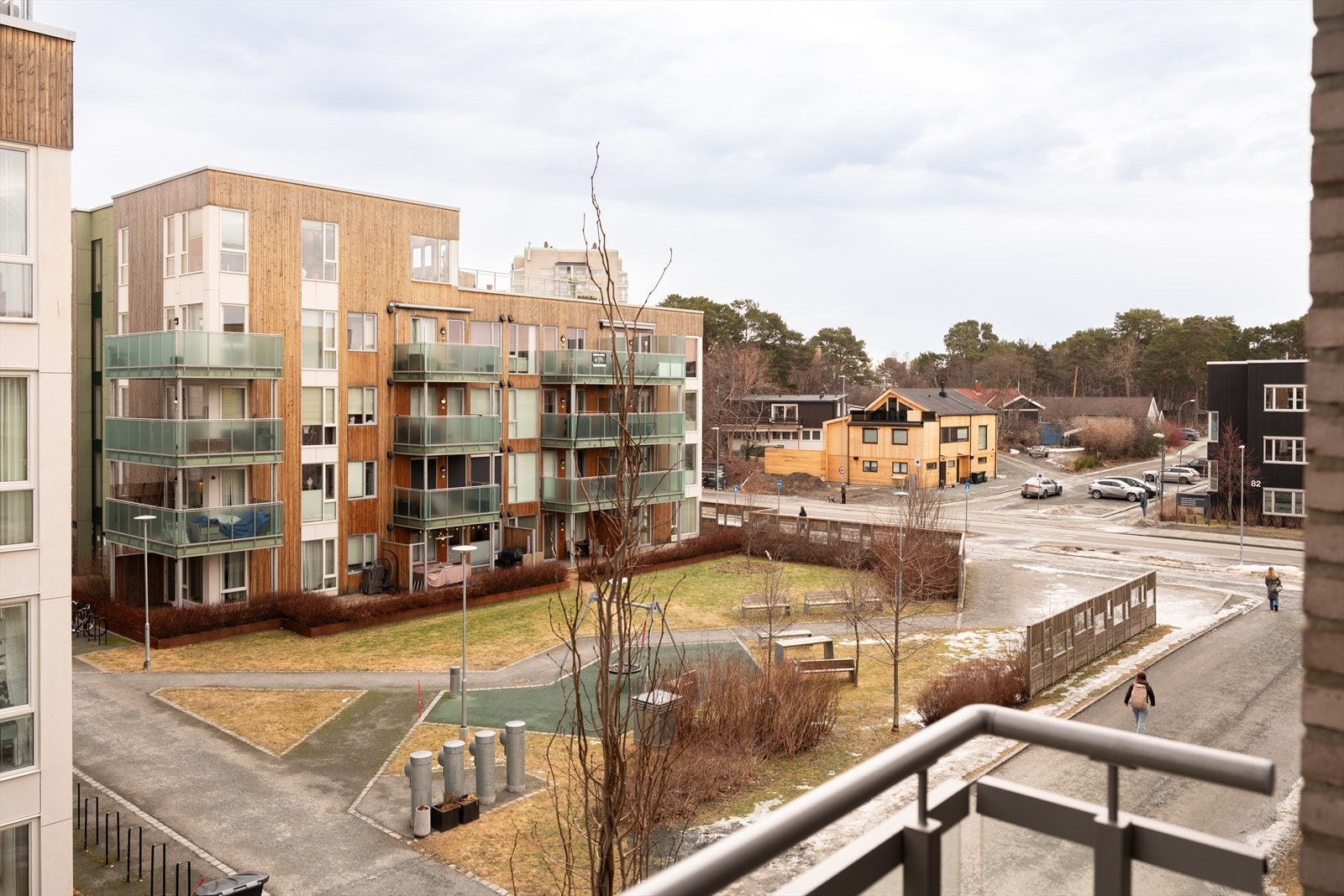 Utsikt over fellesareal fra den franske balkongen og stuen. Galleribilde