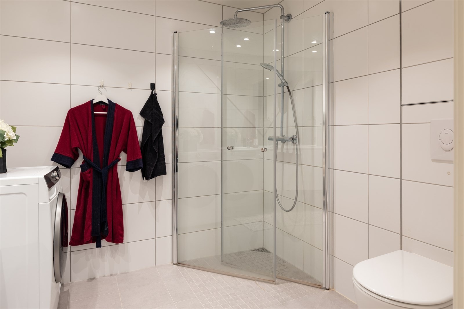 Bader er utstyrt med innfellbare dusjdører, baderomsinnredning, vegghengt klosett og opplegg for vaskemaskin. Galleribilde