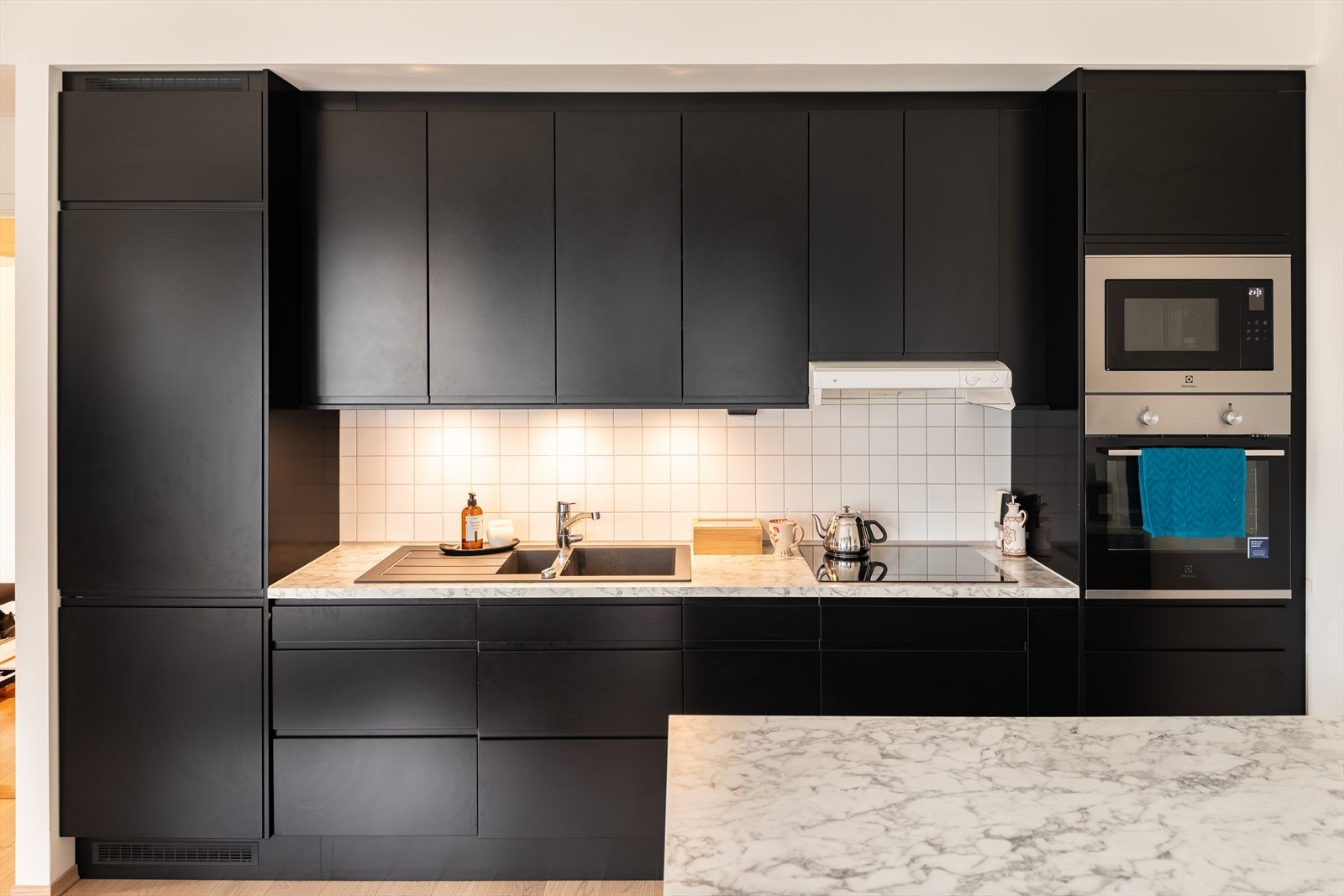 Kjøkkenet byr på integrerte hvitevarer som kjøleskap, vask, servant, ovn og mikrobølgeovn, stekeplate og vaskemaskin. Integrerte hvitevarer medfølger handelen. Galleribilde