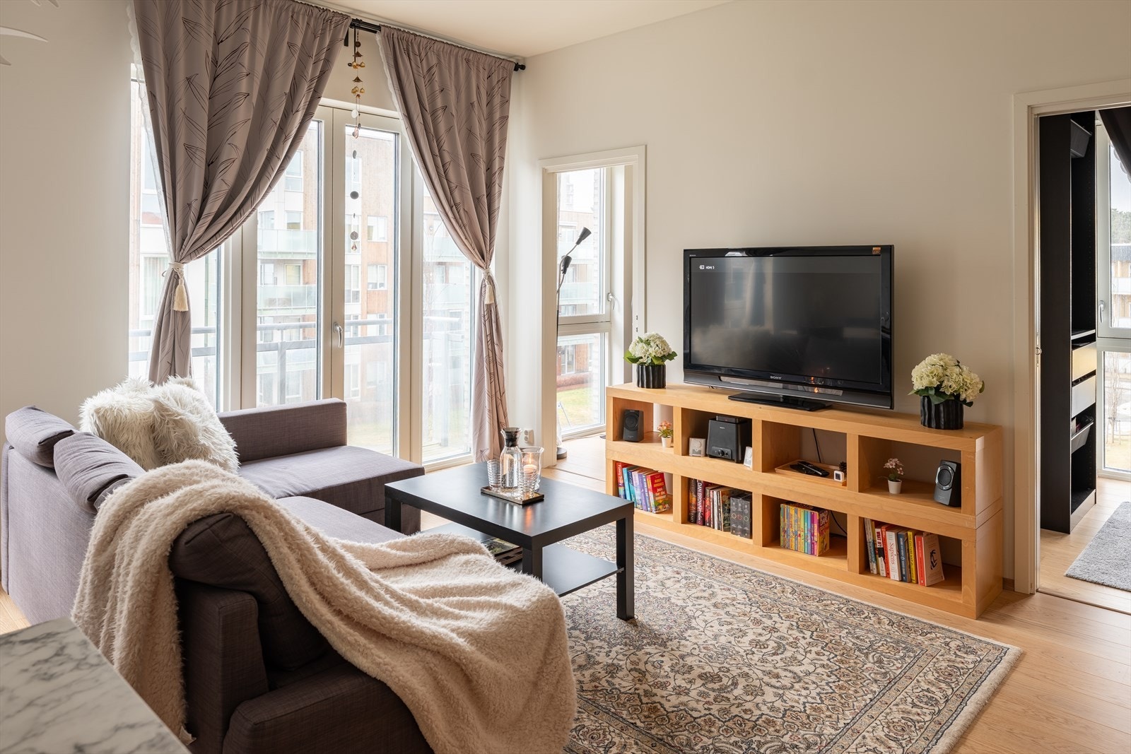 Bygget og leiligheten sto ferdig i 2021, så her får du naturligvis alt av moderne kvaliteter som vannbåren gulvvarme, balansert ventilasjon og heis i bygget. Galleribilde