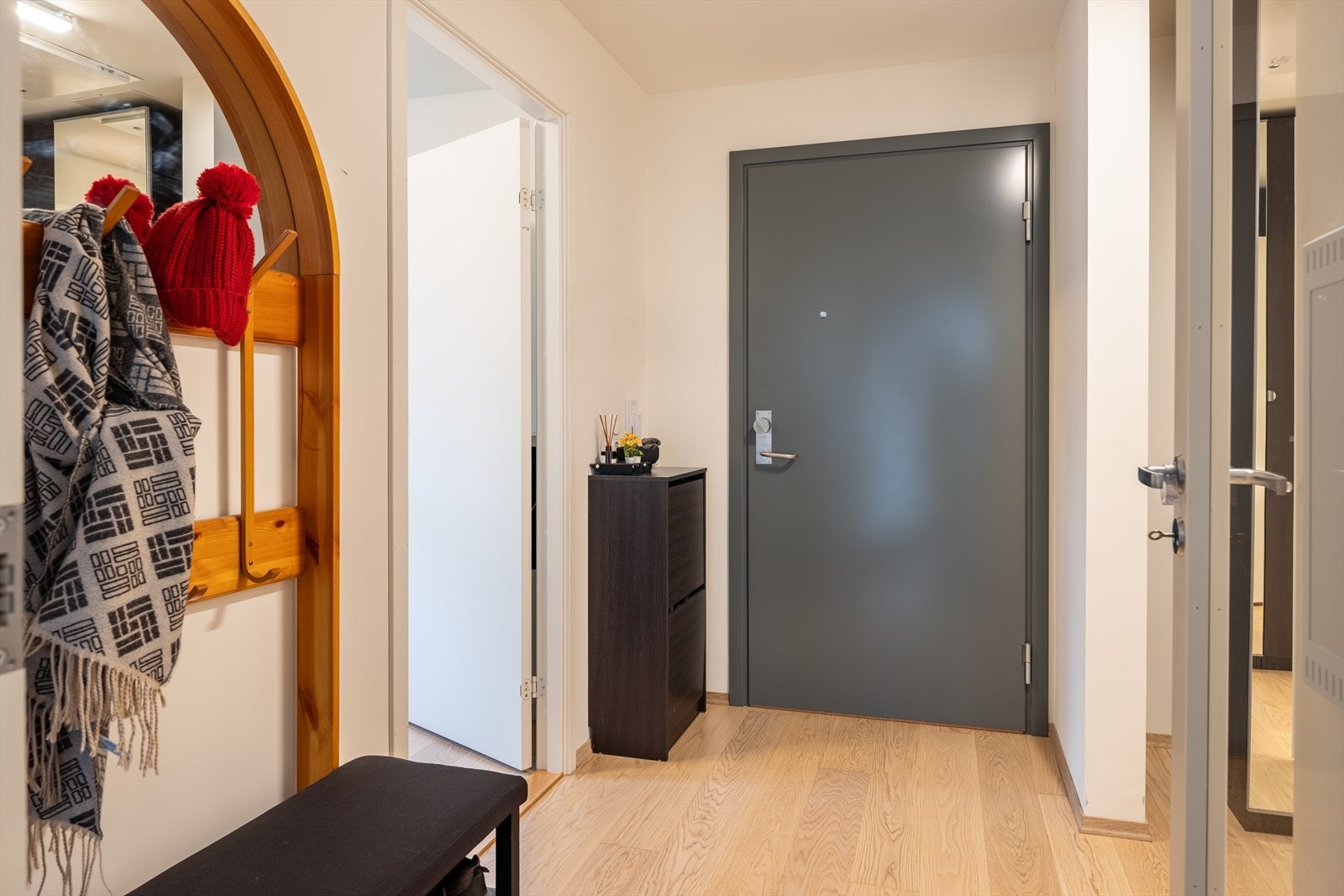 Innbydende og romslig entré på 8,5m². Galleribilde