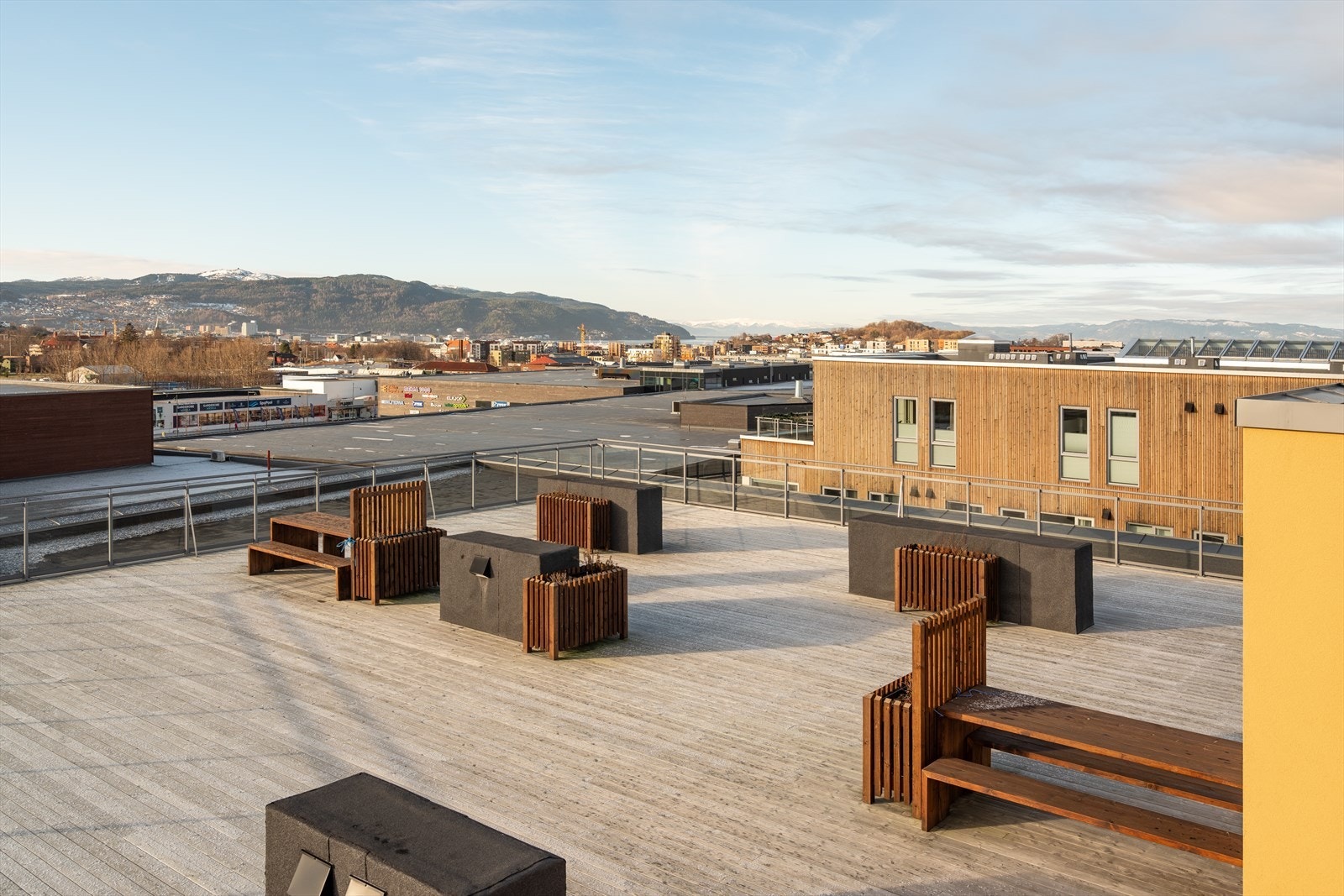 Det er også verdt å nevne at sameiet byr på en takterrasse til disposisjon for beboerne - kun en heistur unna. Galleribilde