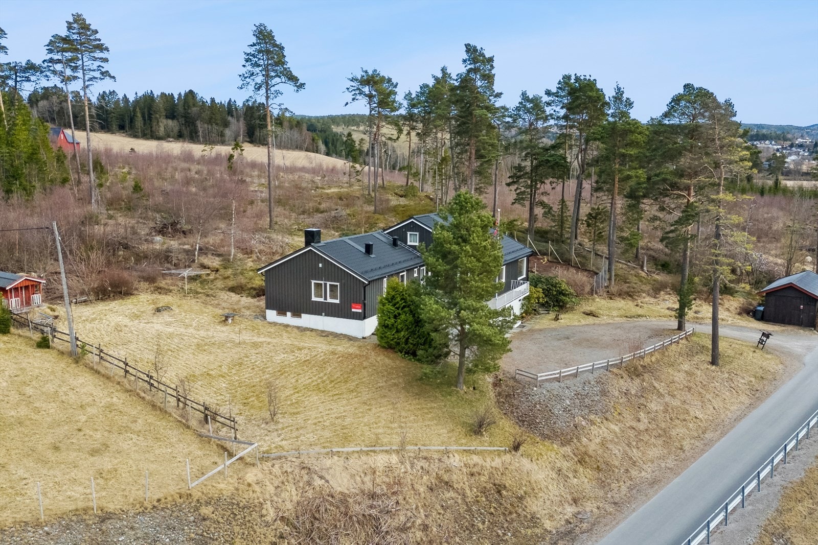 Romslig eiendomstomt. Meget innholdsrik eiendom Galleribilde