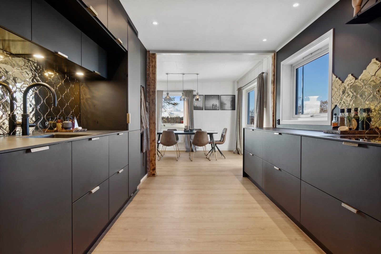 Kvik kjøkken med integrerte hvitevarer. Galleribilde