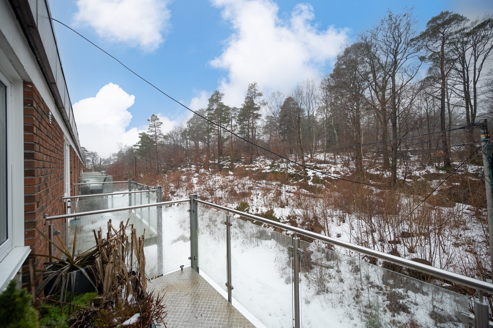 Rolig og fritt utsyn mot natur fra balkong - Gode forhold for ettermiddagssol! Galleribilde