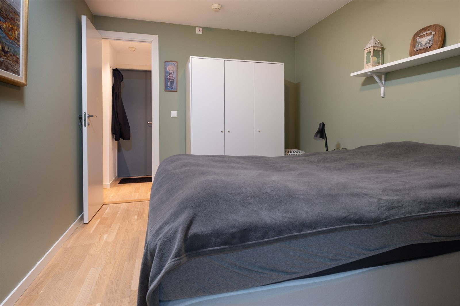 Romslig soverom med god plass til dobbelseng - God skapplass i medfølgende skap Galleribilde
