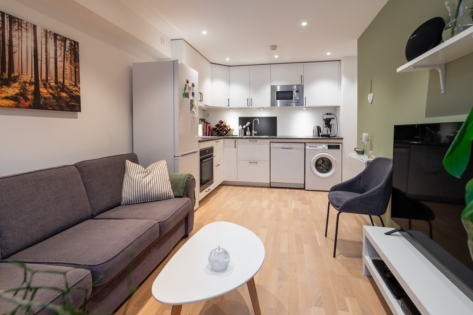 Praktisk åpen løsning mellom stue og kjøkken Galleribilde