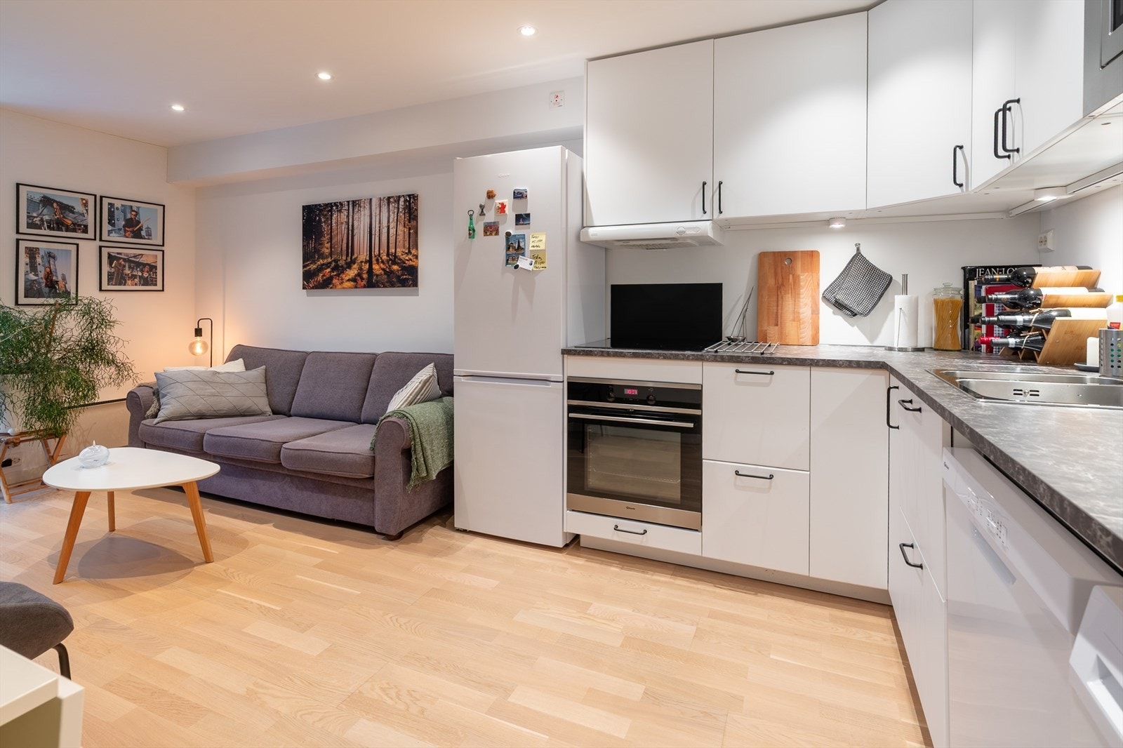 Pent kjøkken med god benk- og skapplass Galleribilde