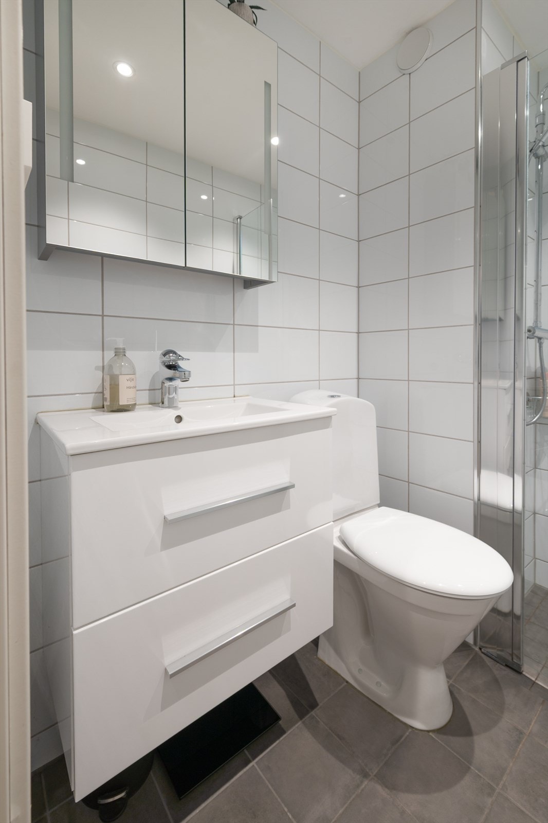 Heldekkende servant med skuffer og praktisk speilskap Galleribilde