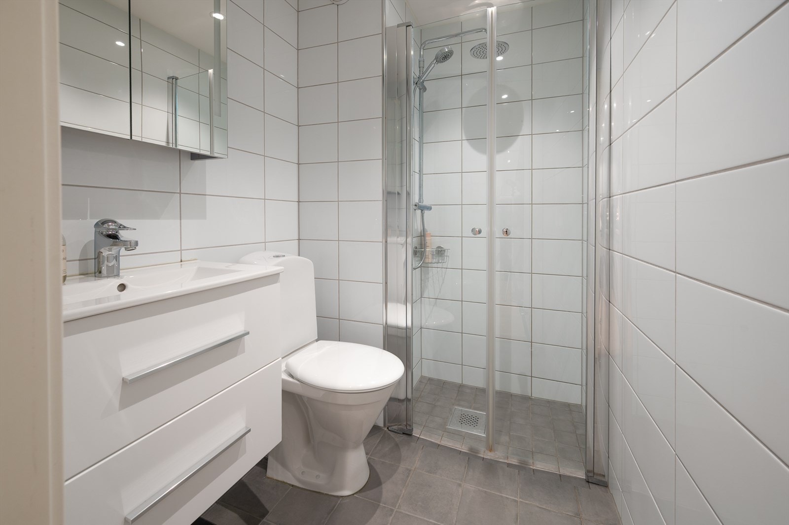 Pent flislagt bad med dusjnisje - Renovert 2021 Galleribilde