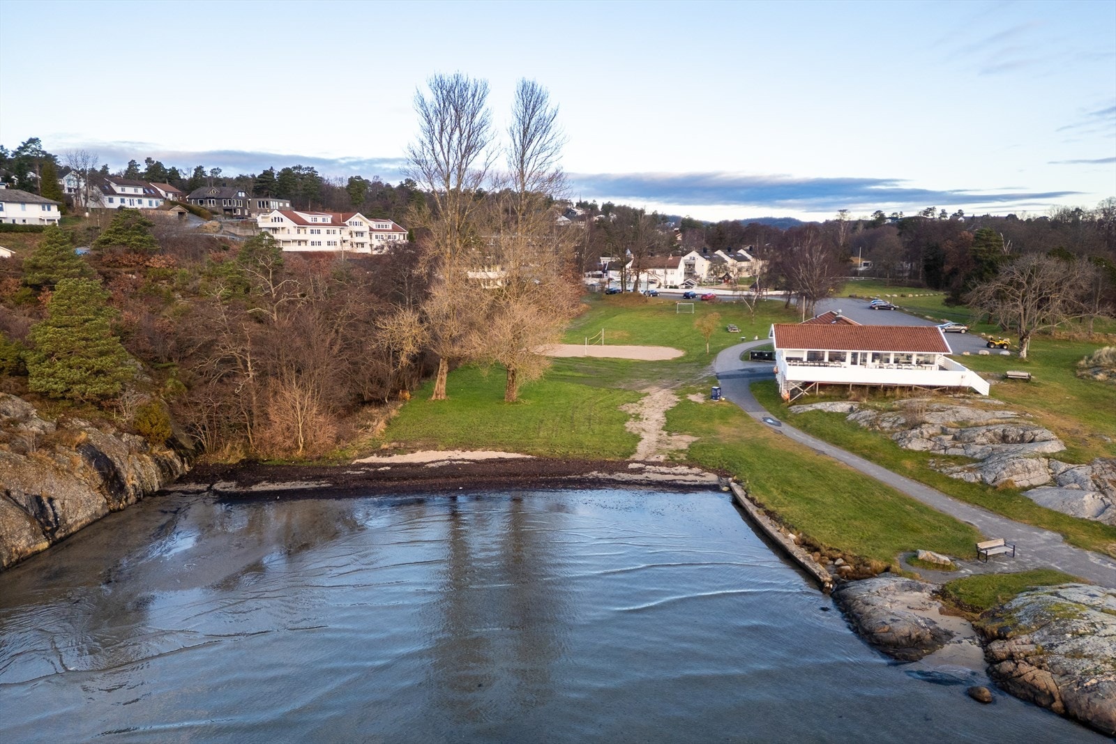 Boligen har umiddelbar nærhet til flotte Groos badestrender og friområde - Her ser man Sommerkafeen til høyre i bildet Galleribilde