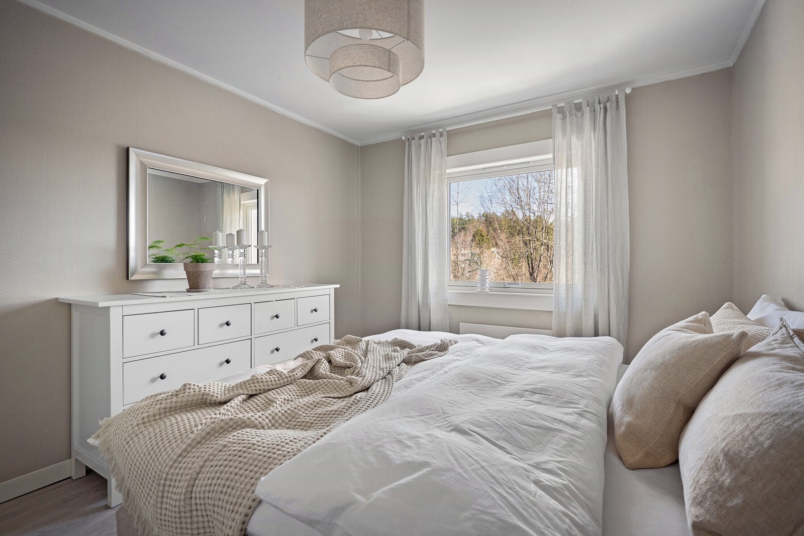 Store vindusflater slipper inn godt med naturlig lys i hele leiligheten! Galleribilde