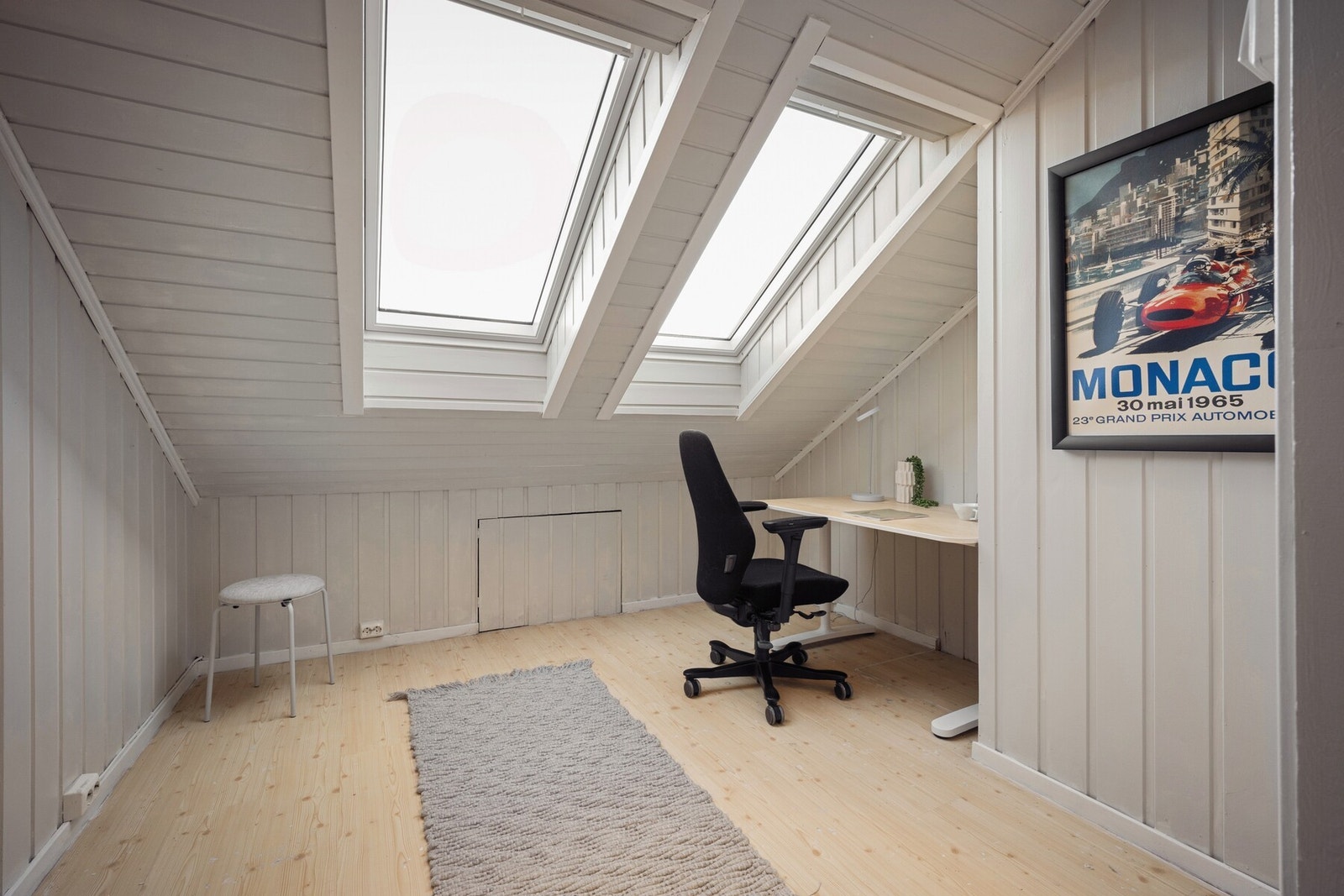 Leiligheten disponerer et innredet loftsrom som gir boligen ekstra bruksareal og fleksible bruksmuligheter. (Ikke byggemeldt som oppholdsrom). Galleribilde