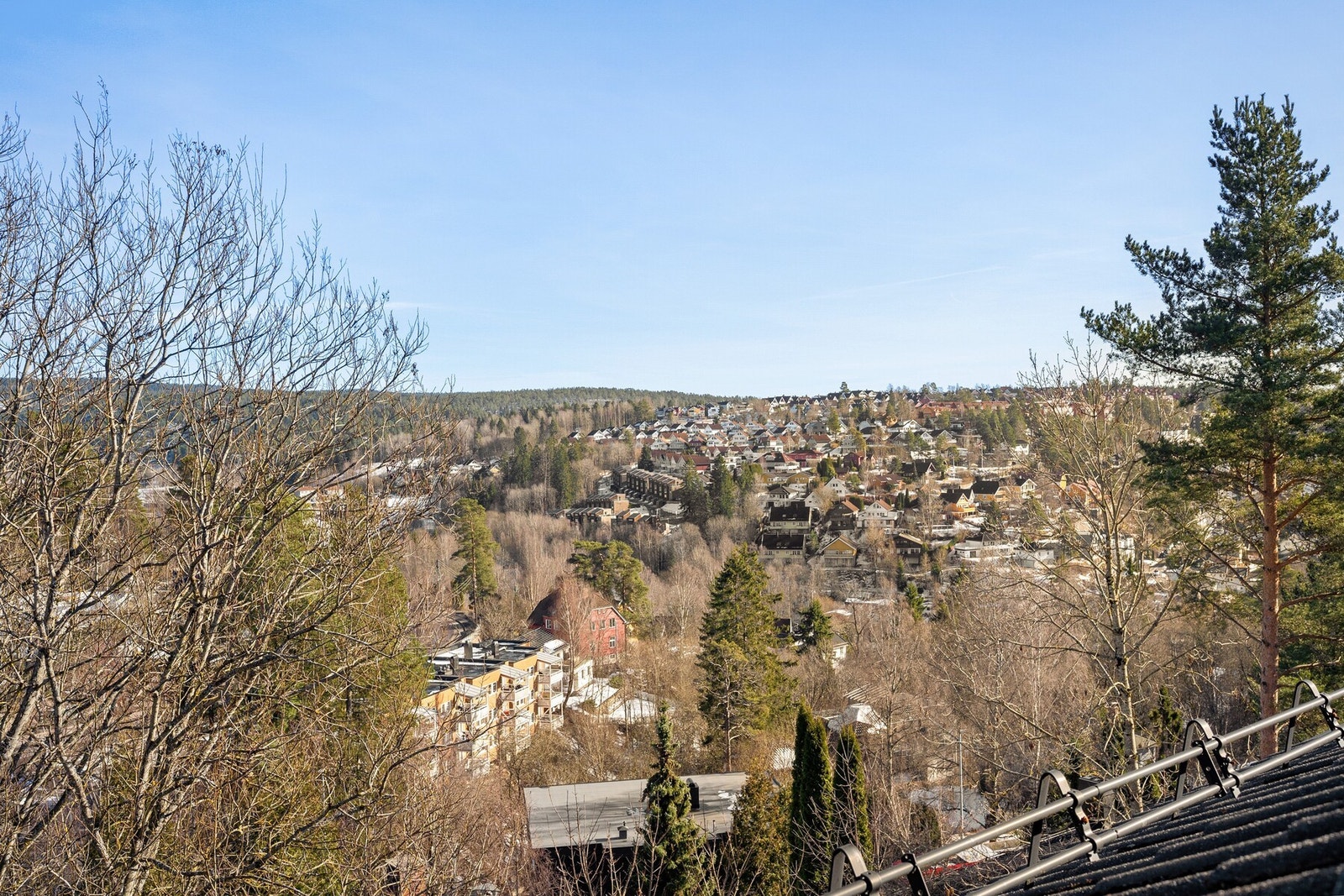 Det er gangavstand til buss, trikk og T-bane, og flotte tur- og rekreasjonsmuligheter i Østmarka og langs Bunnefjorden med flere populære badeplasser. Galleribilde