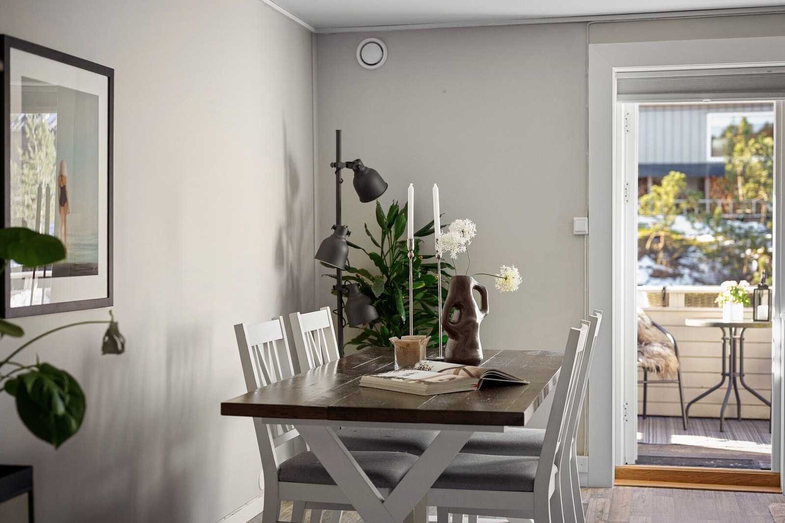 I tilknytning til stuen er det også god plass til spisebord, som gir en naturlig samlingsplass for måltider og sosiale anledninger. Galleribilde