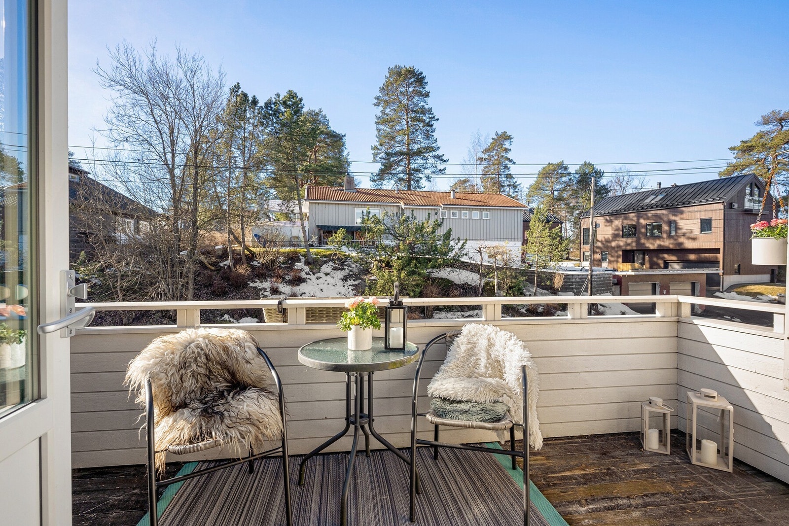 Fra stuen er det utgang til en hyggelig balkong vendt mot vest. Galleribilde