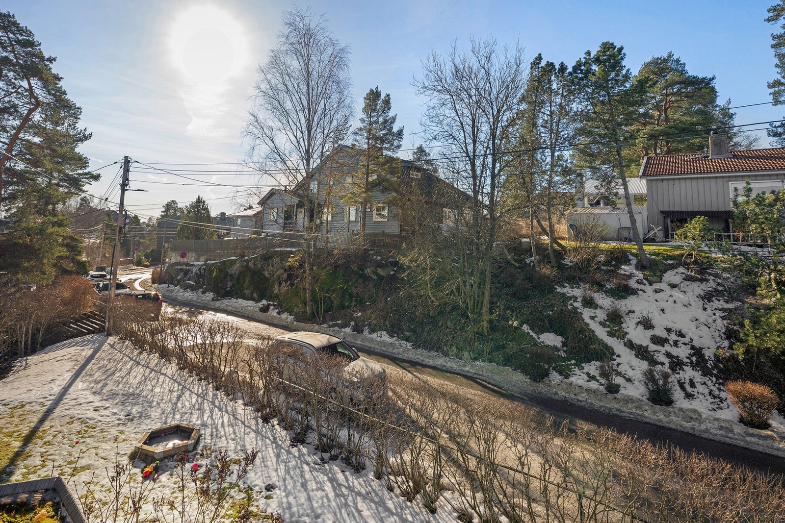 I følge nåværende eier går sola ned rundt 17 tiden på denne delen av året, mens på beste sommerstid går sola ned rundt 22 tiden. Galleribilde
