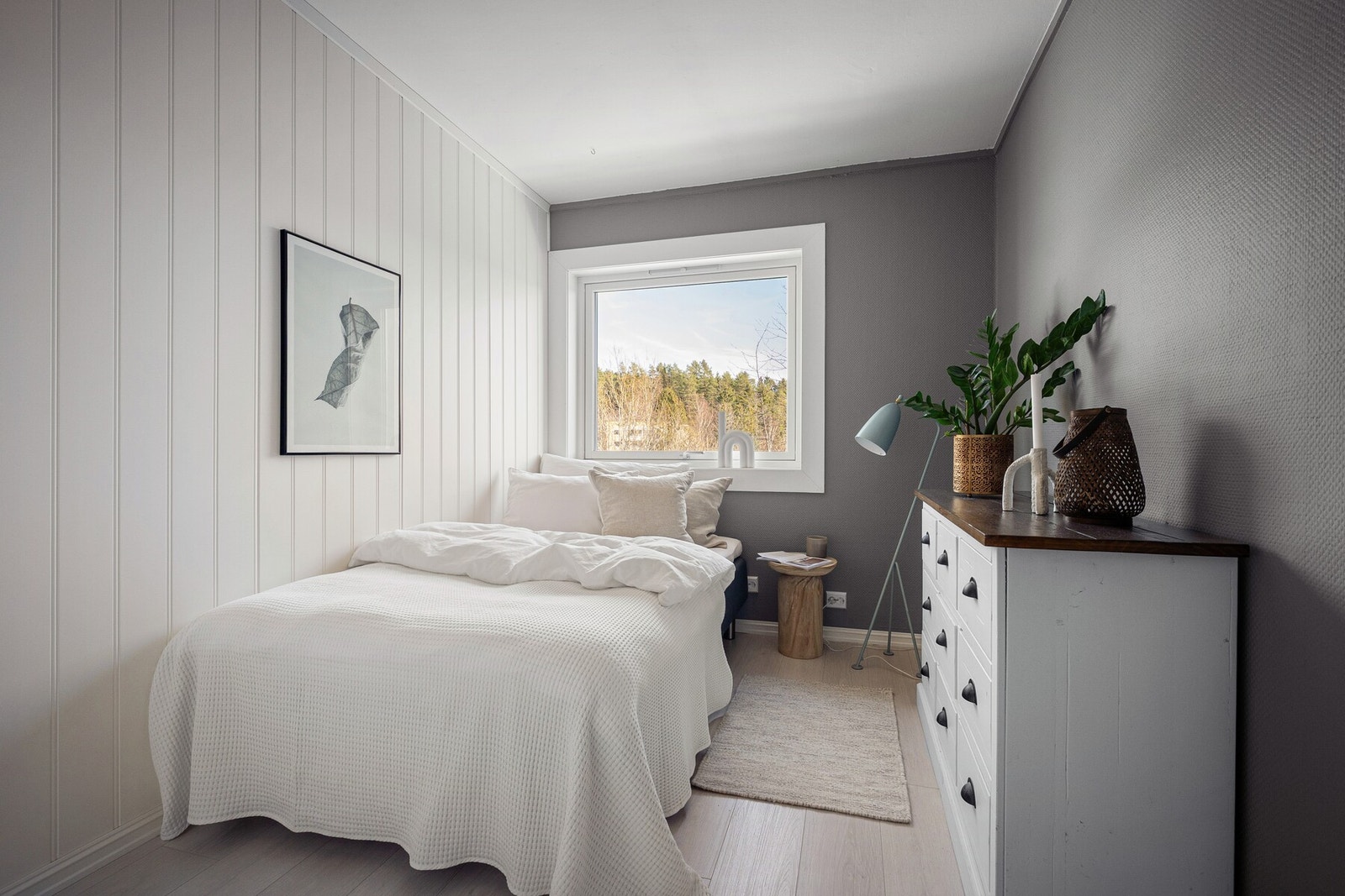 Leiligheten har i tillegg et lyst og hyggelig soverom som egner seg godt som barnerom, gjesterom eller hjemmekontor. Galleribilde