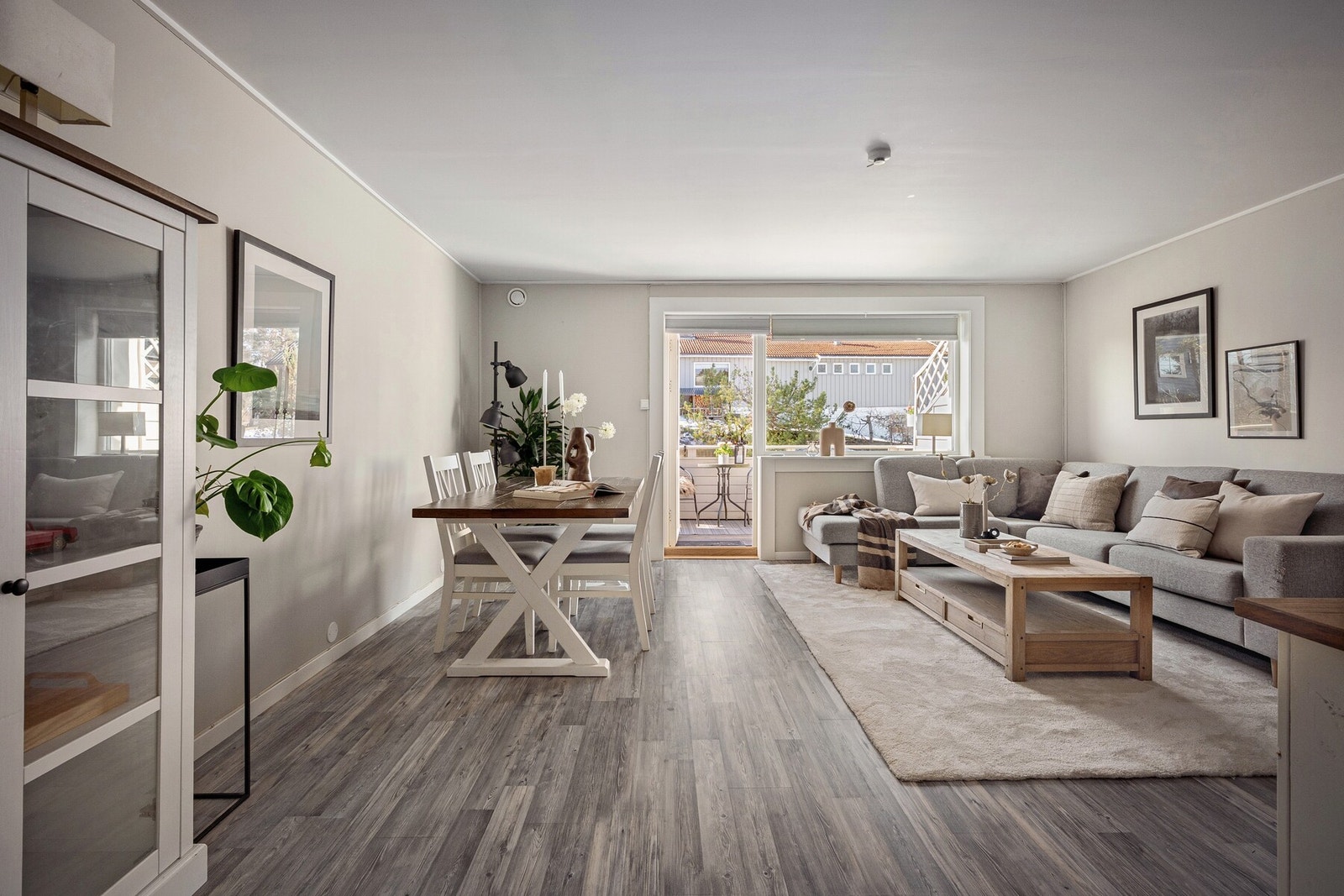 Boligen har en romslig og innbydende stue med god plass til både sofagruppe og spisebord. Galleribilde