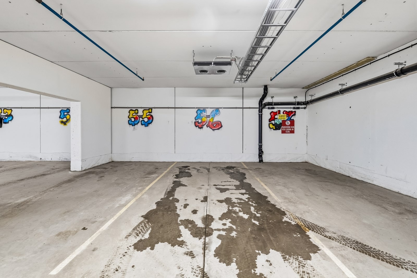 Parkering på biloppstillingsplass i garasje (plass nummer 56). Galleribilde