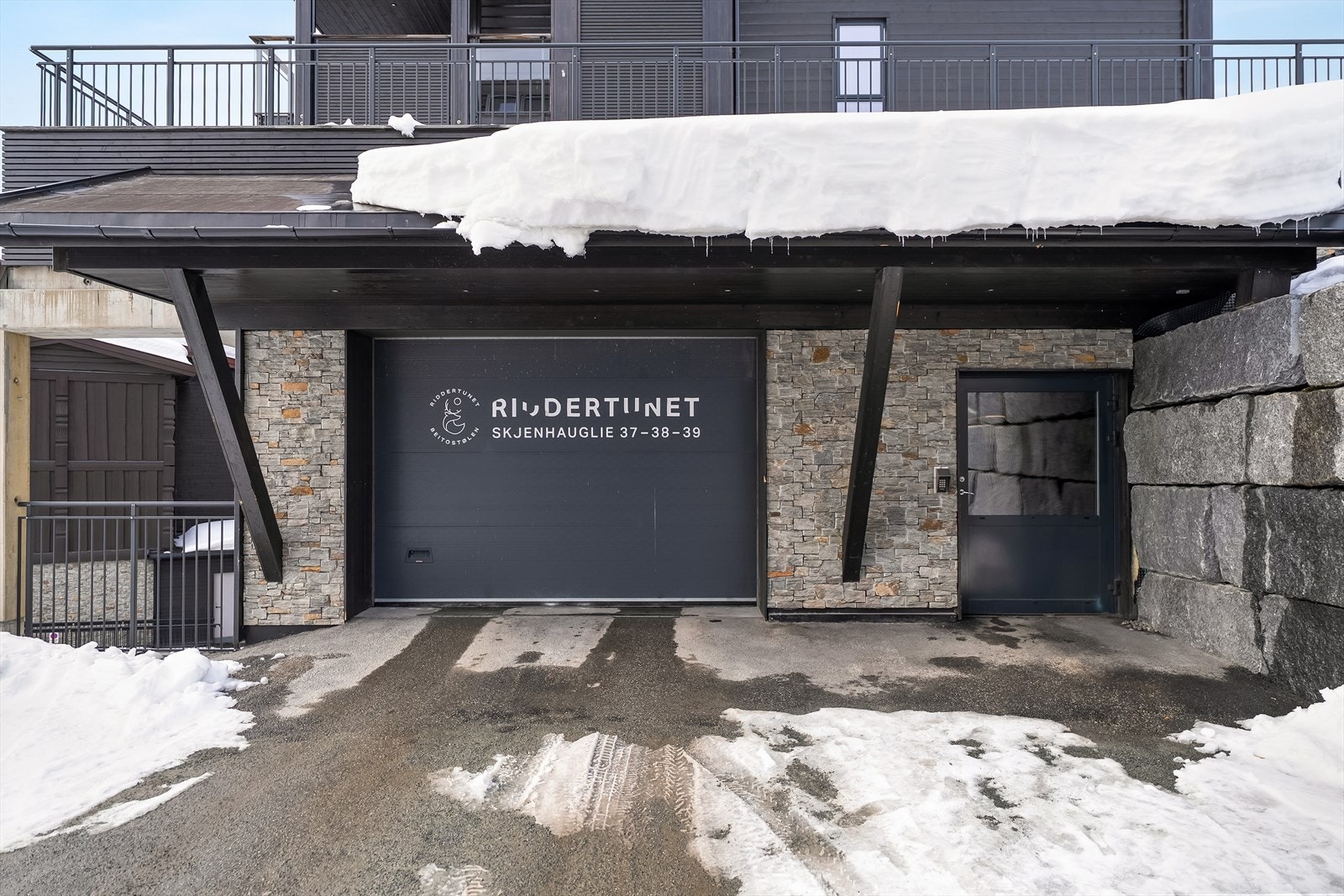 Innkjøring til garasje. Galleribilde
