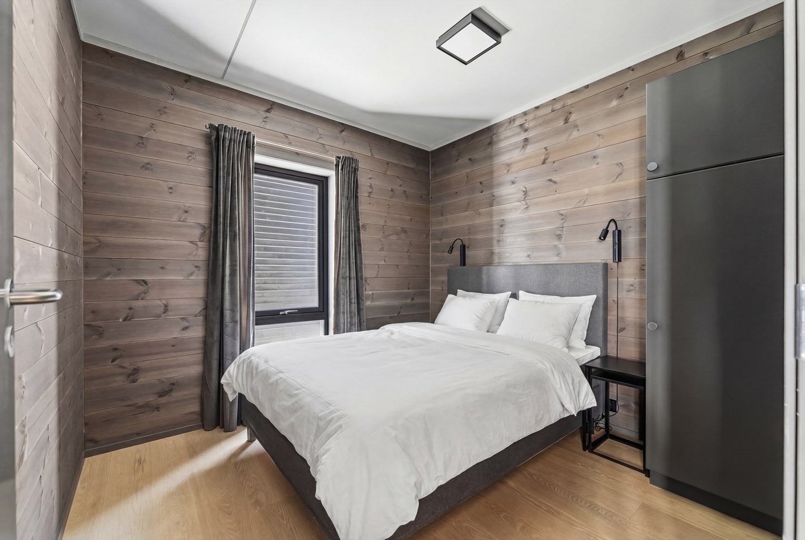 Soverom 2 gir god plass til dobbeltseng og garderobe. Galleribilde