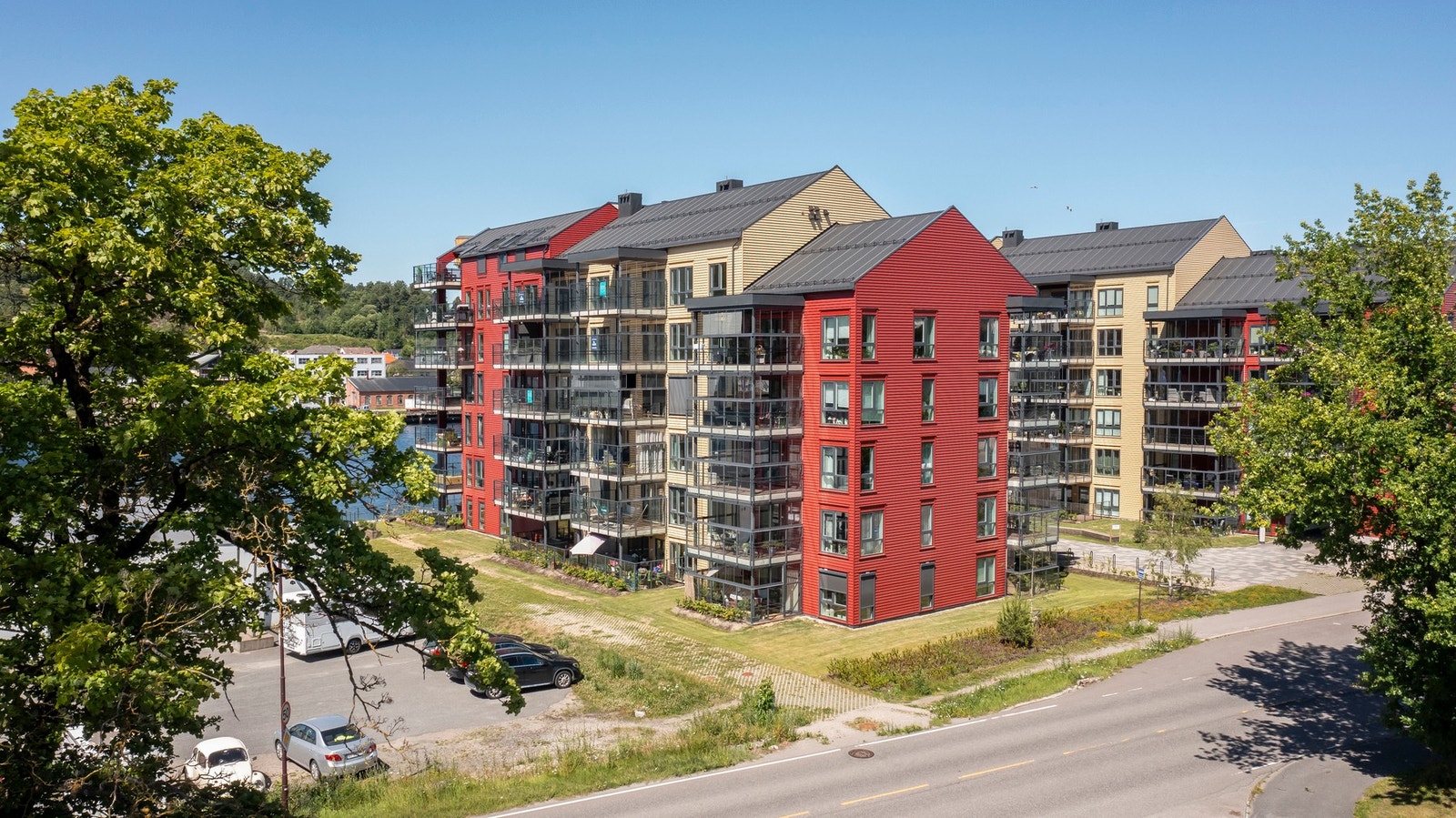 Her bor du i et unik bomiljø rett ved elvekanten. Galleribilde
