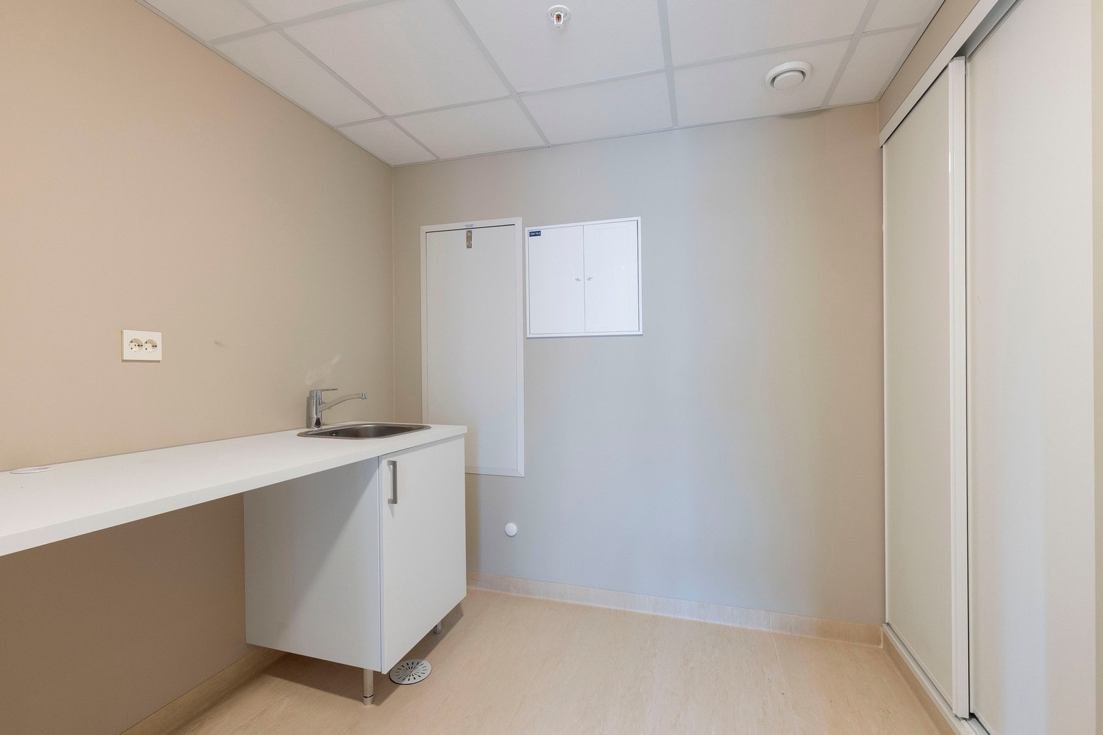 Meget praktisk bod med utslagsvask og opplegg for vaskemaskin Galleribilde