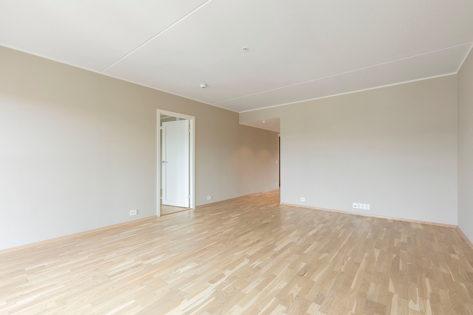 Stue har har god plass til møblering. Galleribilde