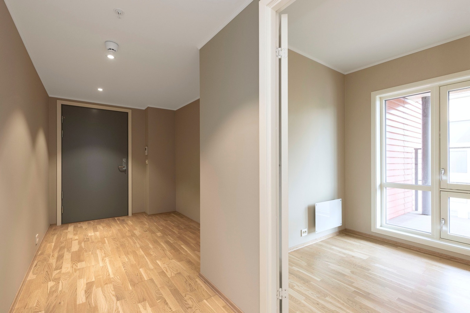 Det er meget enkel tilkomst via heis direkte fra garasjekjeller. Galleribilde