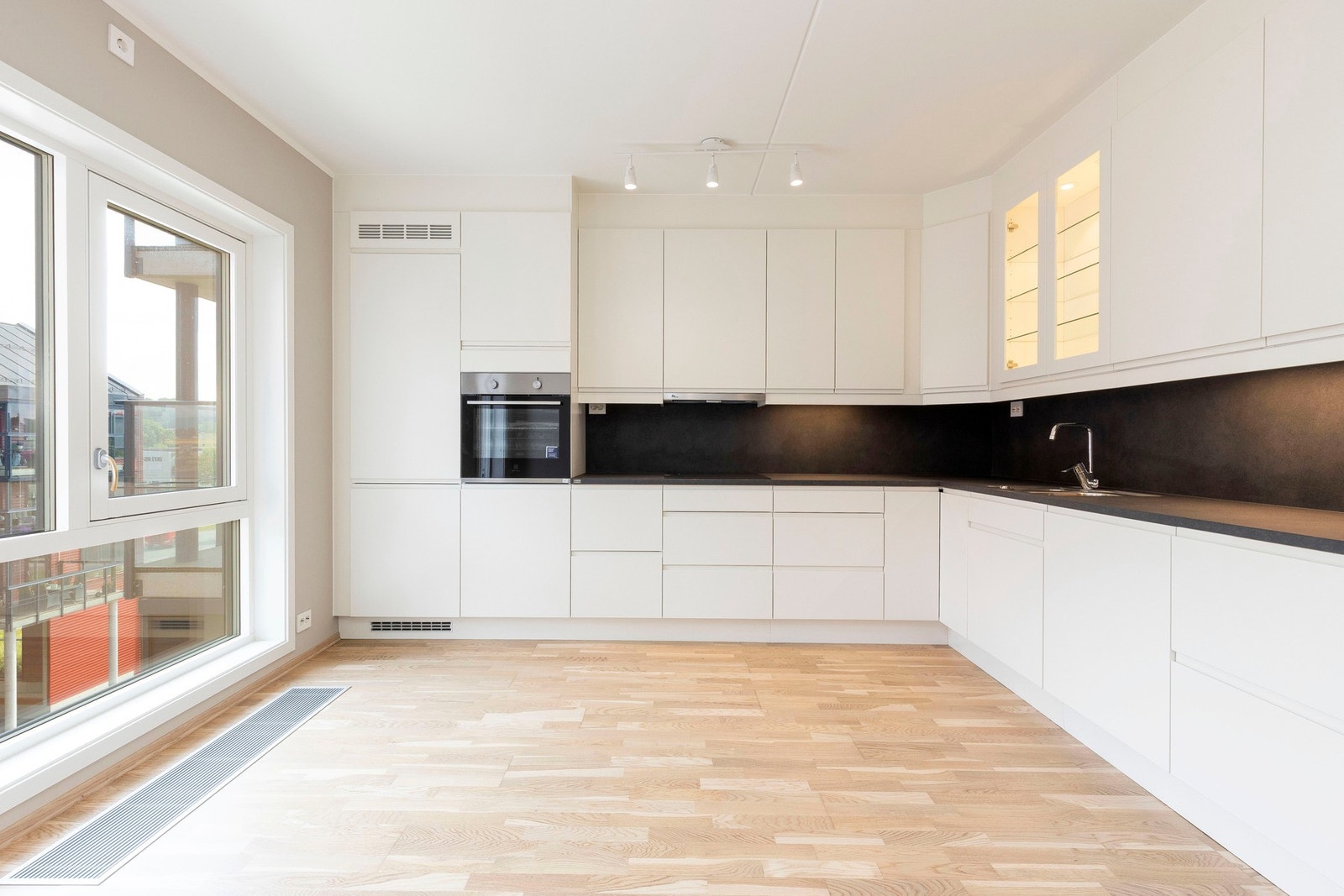 Leiligheten er moderne innredet med funksjonelle løsninger Galleribilde