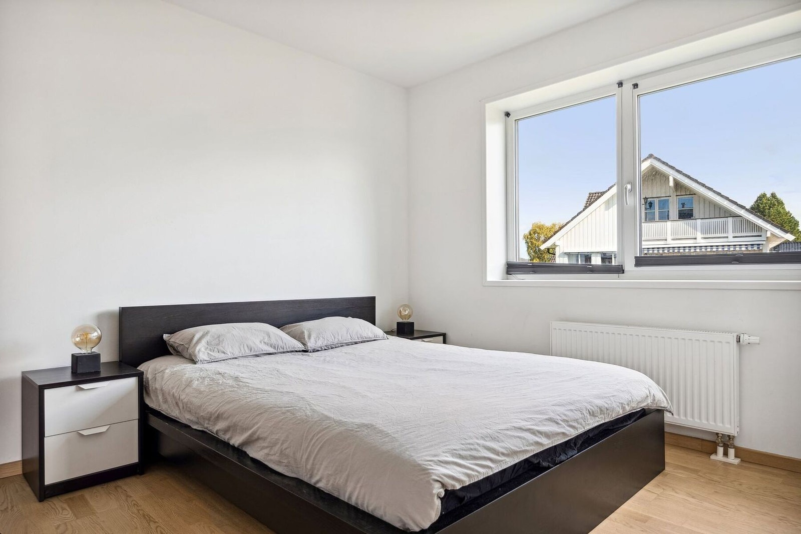 Leiligheten har et stort soverom på 14 kvm, med rikelig plass til møblement. Galleribilde