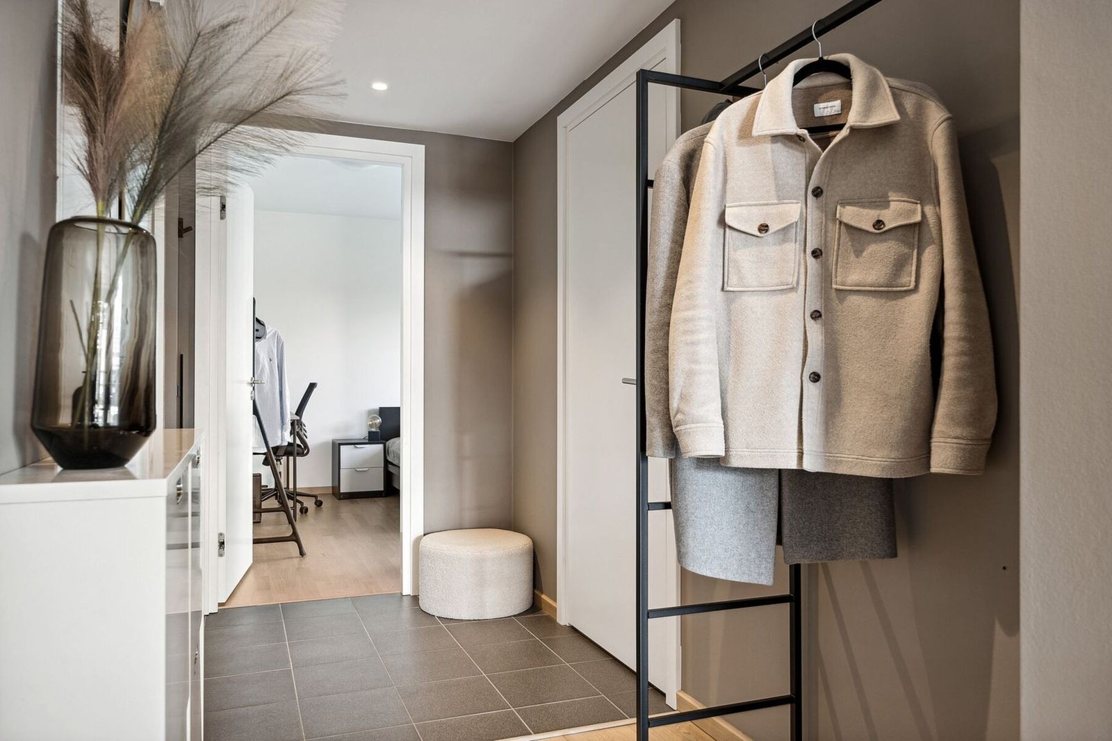 Lys og fin entré med god plass til oppbevaring og møblement. Galleribilde