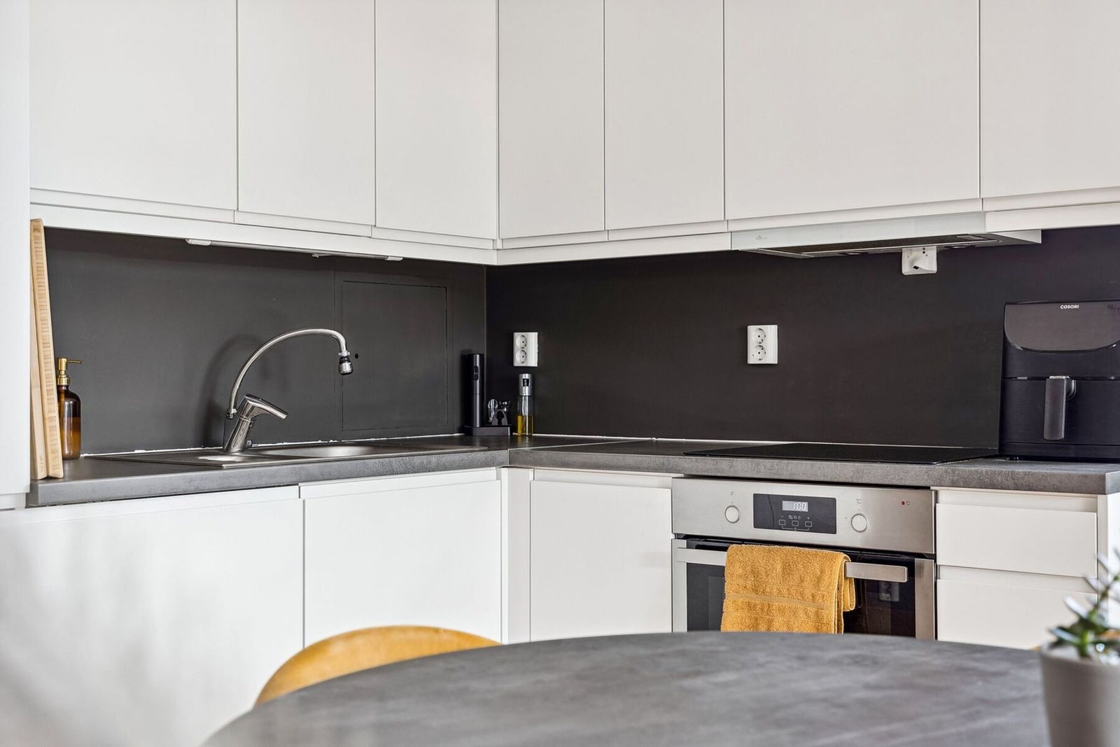 Kjøkkenet holder en god standard og har integrerte hvitevarer. Galleribilde