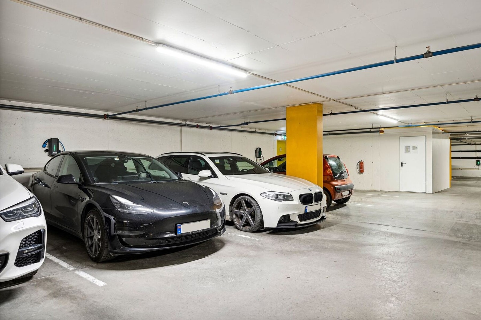 Med leiligheten følger det med en egen parkeringsplass. Det er montert elbillader på p-plassen. Galleribilde