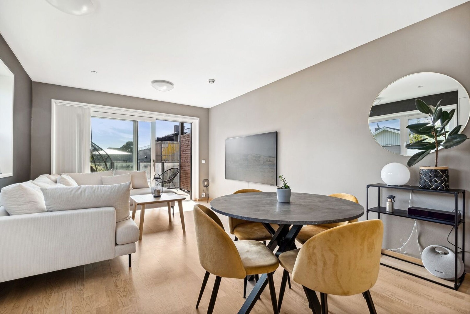 En romslig stue med stilrene detaljer og god takhøyde. Galleribilde