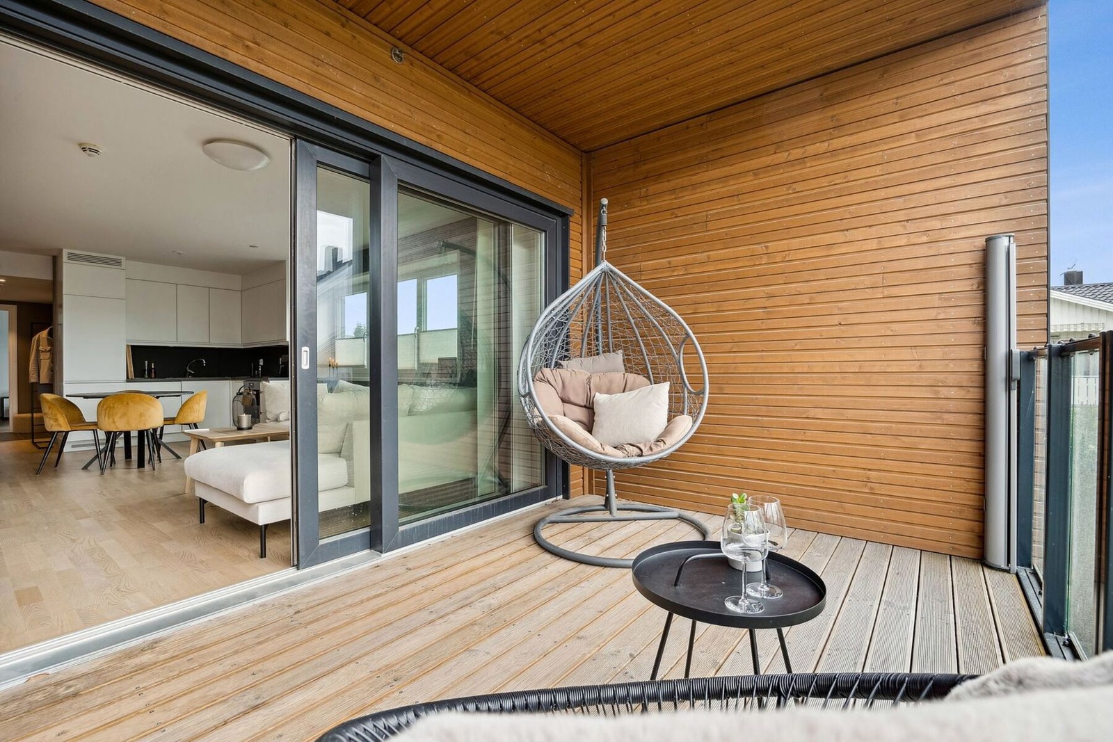 Balkongen har en stor skyvedør som er praktisk for lufting på herlige sommerdager. Galleribilde