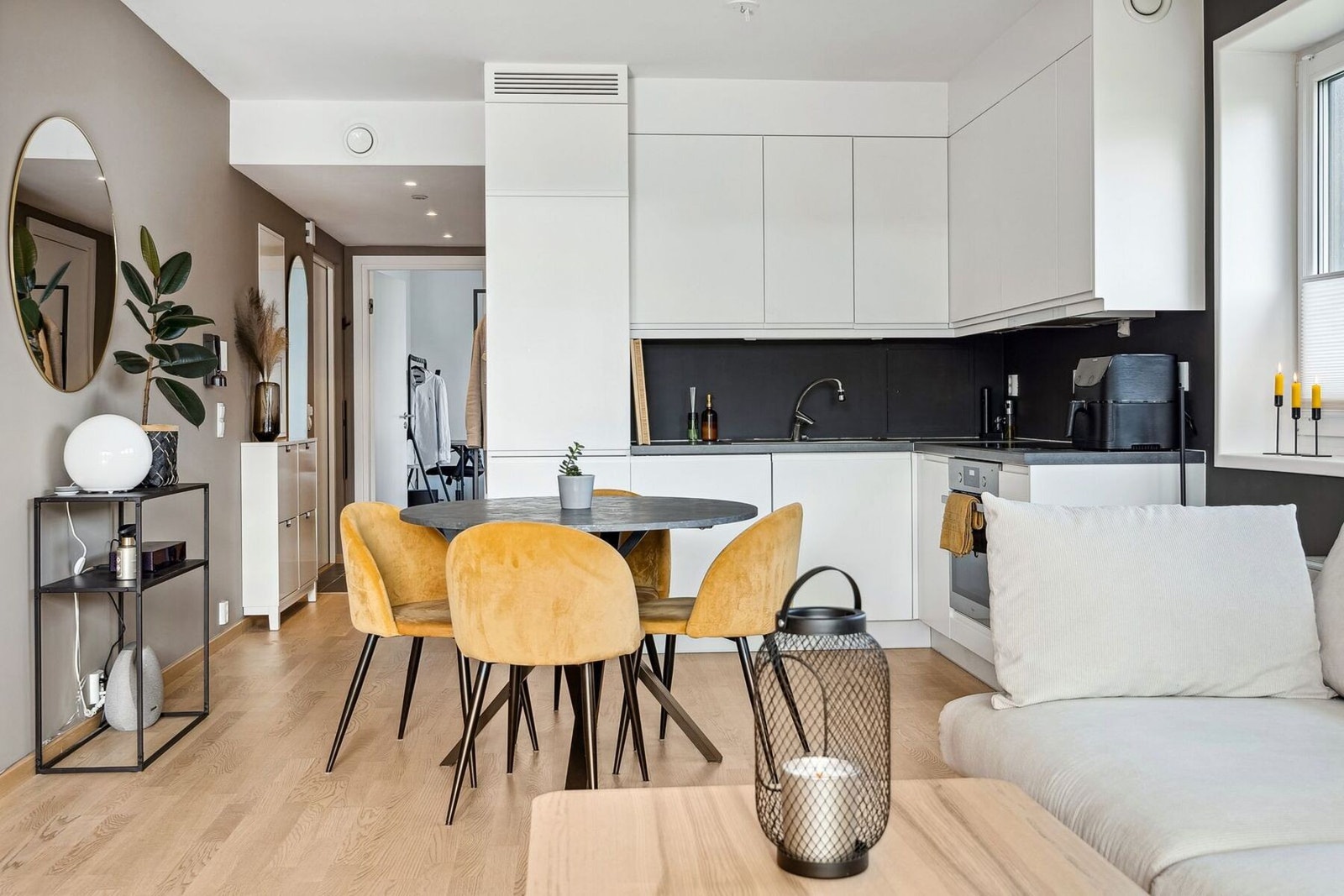 Stuen har en sosial planløsning som skaper naturlig plass til en spisegruppe. Galleribilde