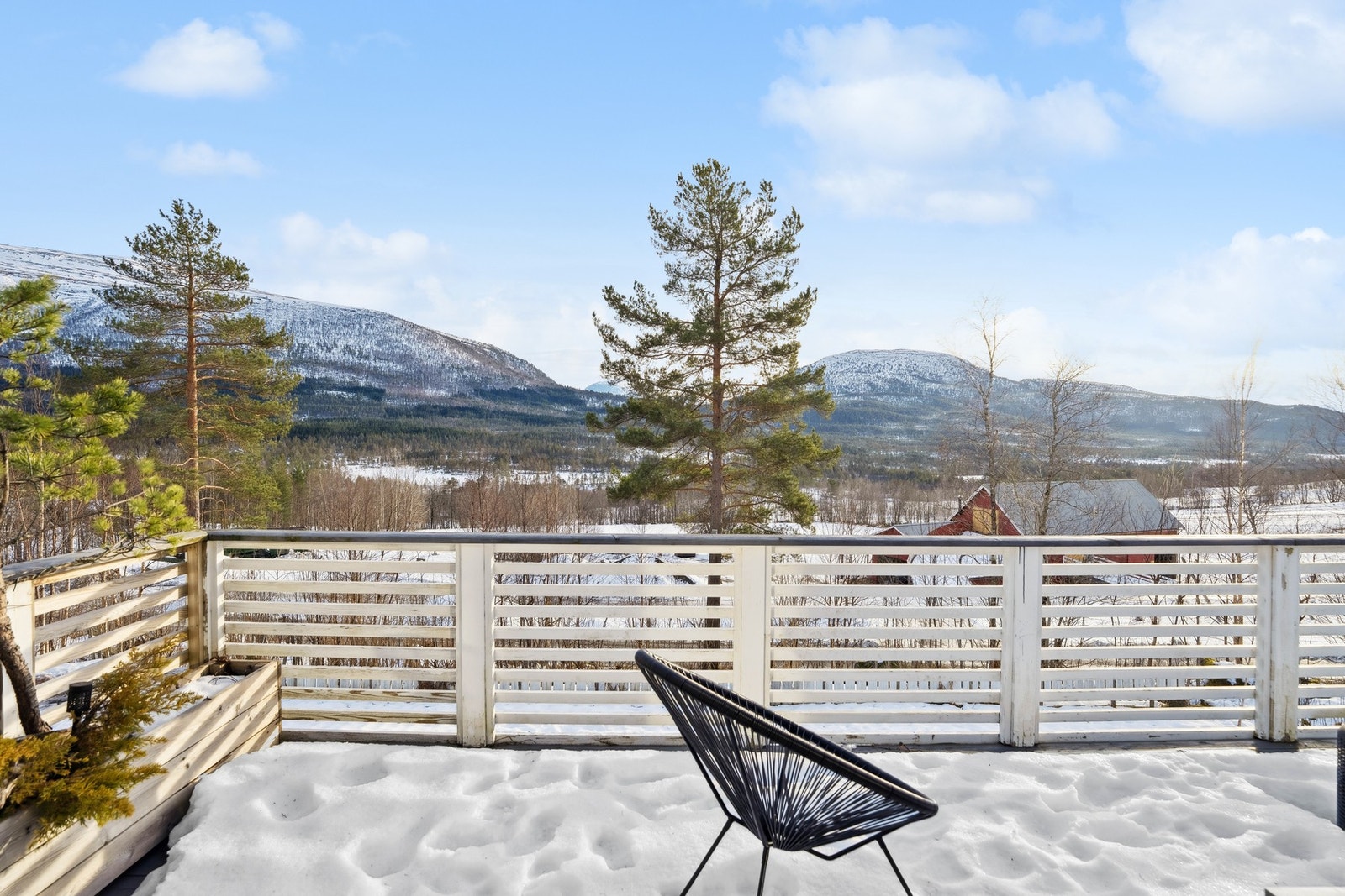 Fra verandaen er det utsikt over et flott naturlandskap Galleribilde