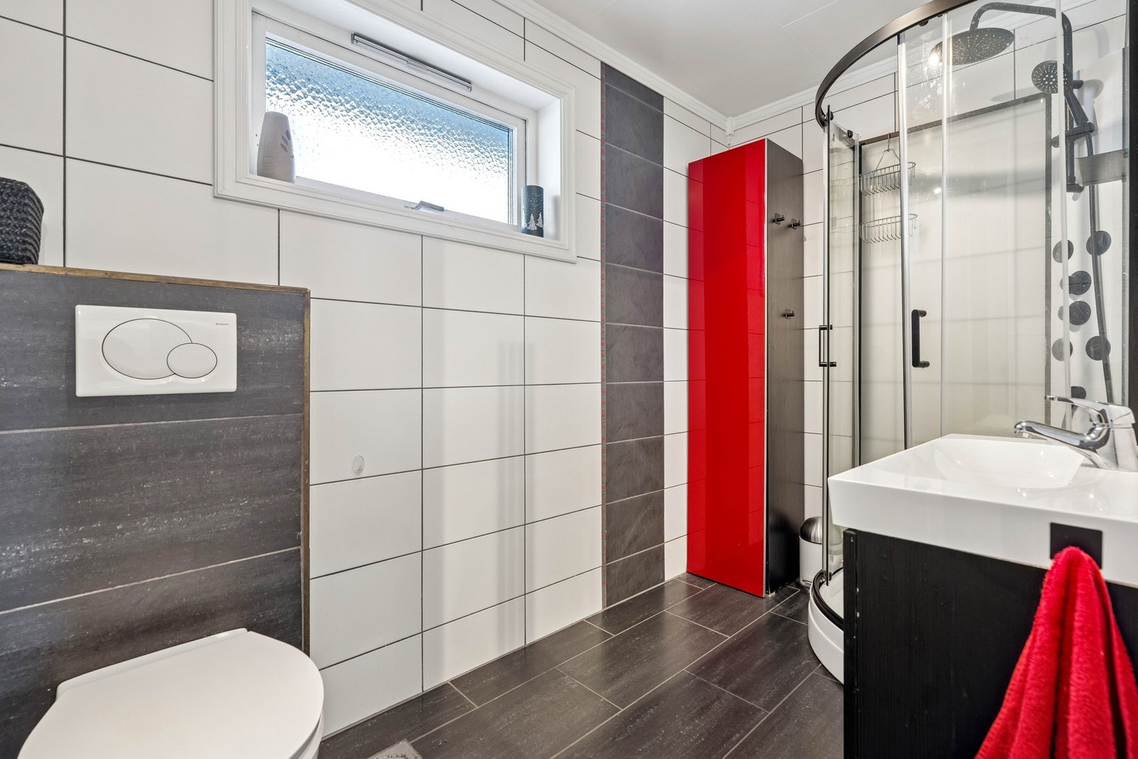 Vegghengt toalett og dusjkabinett Galleribilde