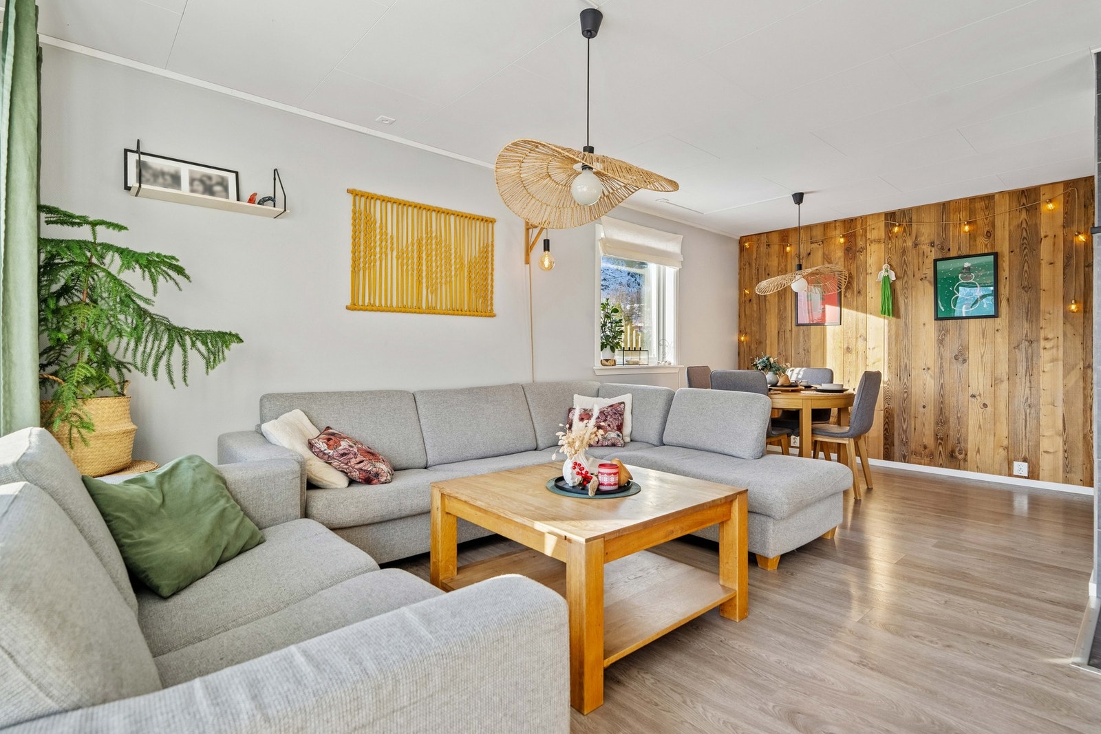 Stuen er romslig og har godt med lysinnslipp Galleribilde