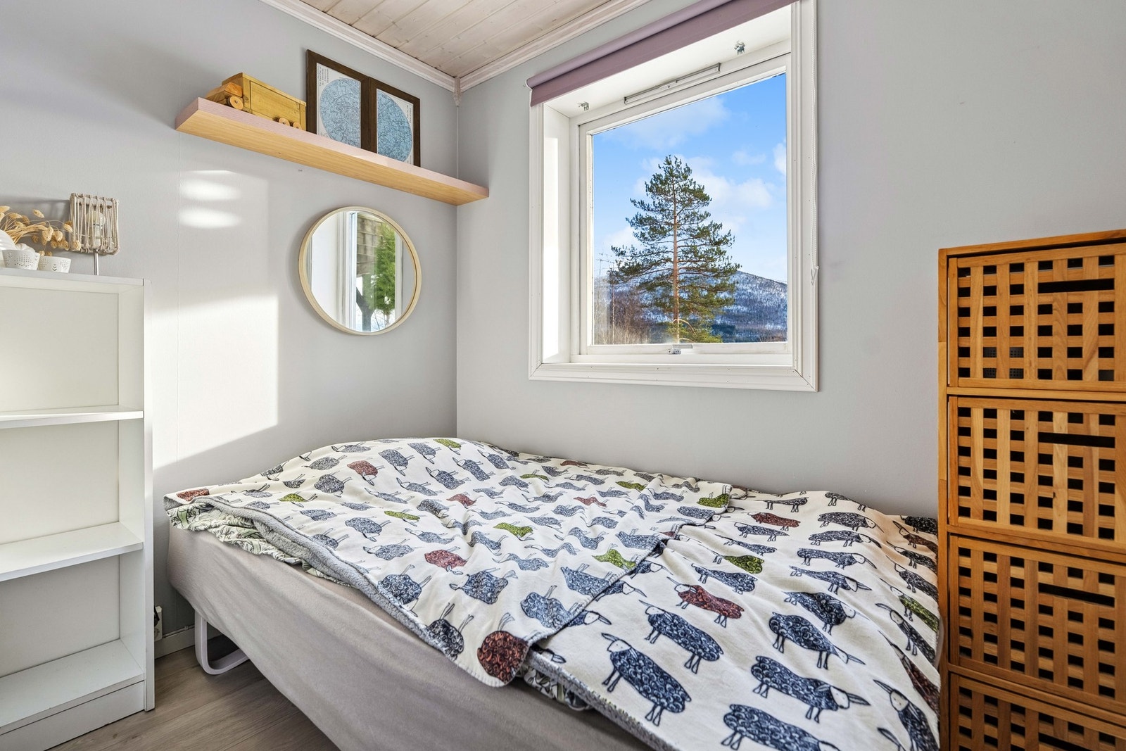 Rom brukt som soverom i underetasje, godkjent som disponibelt rom. Må bruksendres Galleribilde