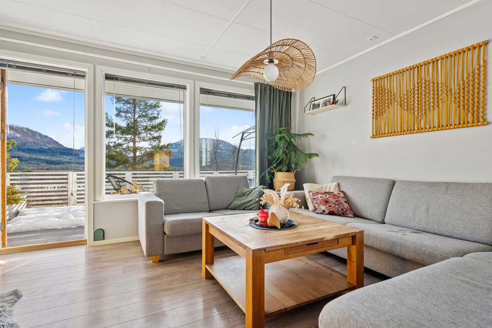 Fra stuen er det utgang til veranda Galleribilde