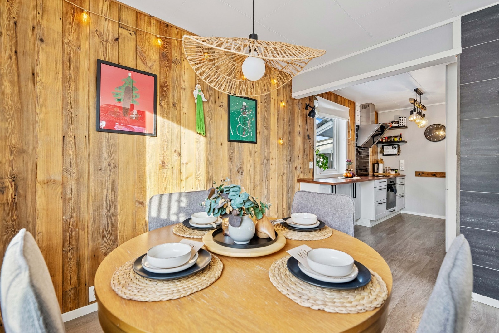 Spisestue og kjøkken. En fin kontrastvegg i panel gir liv til rommet Galleribilde