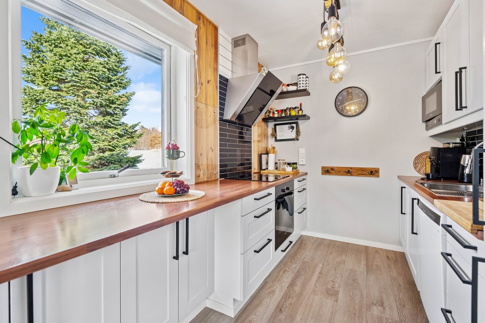 Det er integrerte hvitevarer som stekeovn, platetopp, oppvaskmaskin, mikrobølgeovn og kjøl-/fryseskap Galleribilde