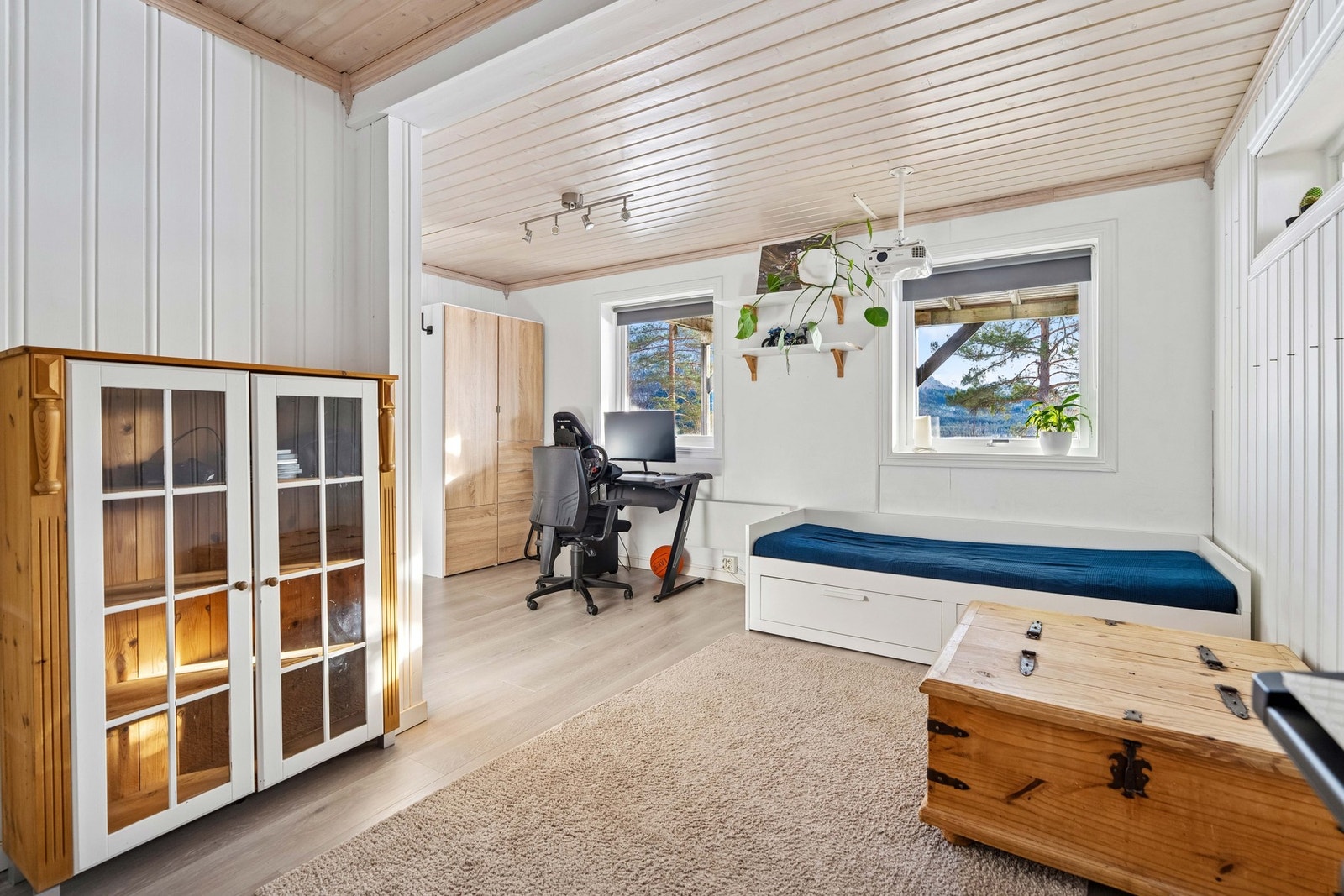 Rom bruk som stue, soverom og kontor, godkjent som hobbyrom. Må bruksendres Galleribilde