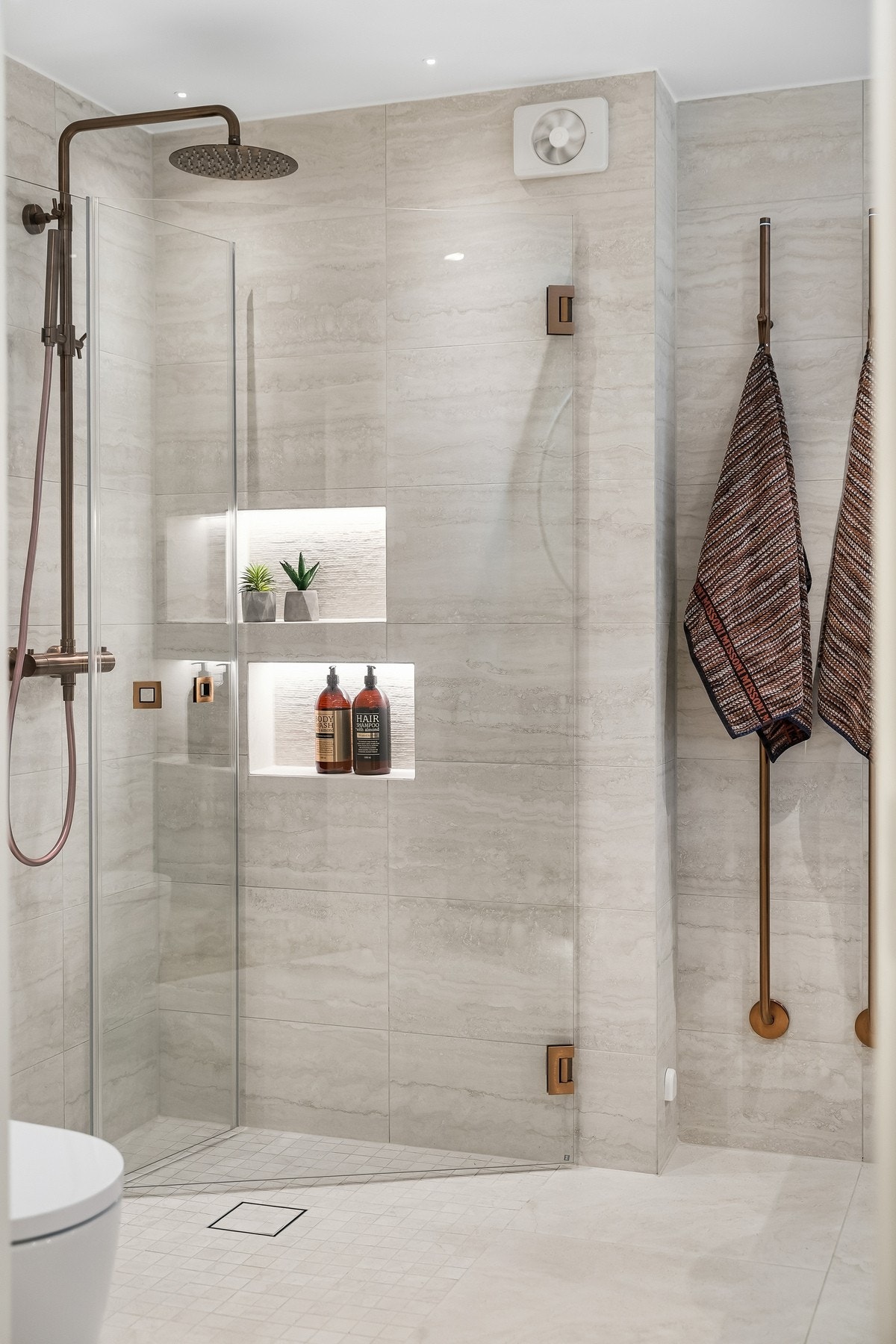 Rommet er innredet med dusjløsning med glassvegger og regnfalldusj fra Primy. Galleribilde